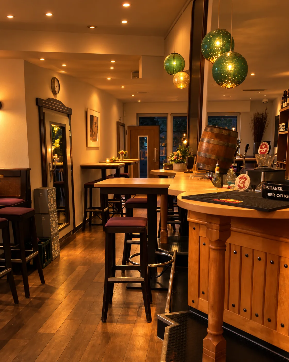 Theke mit Bierfass und Barhockern